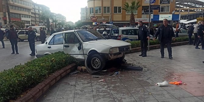 Otomobilin çarptığı polis memuru ağır yaralandı