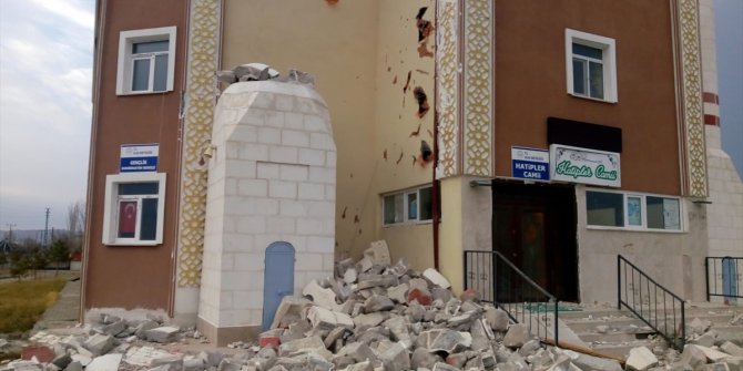 Sivas'ta fırtına, minarenin yıkılmasına neden oldu