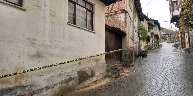 Beypazarı'nda kopan kaya parçaları bazı evlerde hasara yol açtı