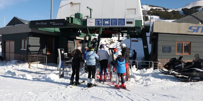 Kayak keyfinin erken başladığı Palandöken'de turizmciler sezondan umutlu