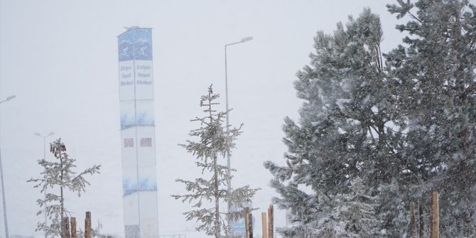 Erciyes'te kar yağışı etkili oluyor