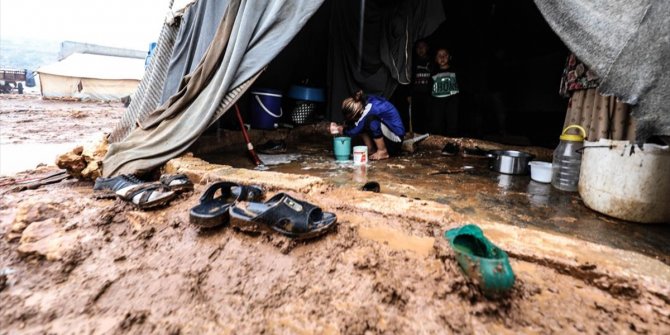 İdlib'de sağanak kampları olumsuz etkiledi