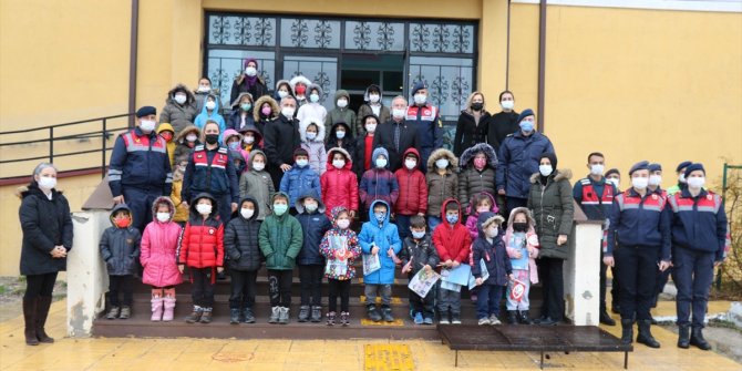 Eskişehir İl Jandarma Komutanlığı ekipleri çocukları bilgilendirdi