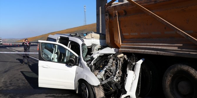 Kocaeli'de kamyona arkadan çarpan hafif ticari aracın sürücüsü öldü