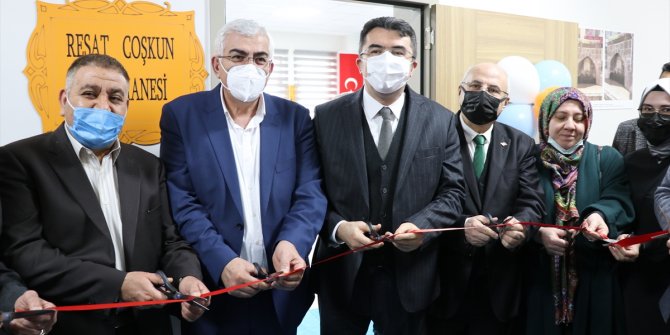 Erzurum'da yüksekten düşerek vefat eden emekli öğretmenin adına kütüphane açıldı