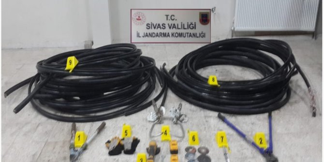 Sivas'ta kablo çalan 4 şüpheli yakalandı
