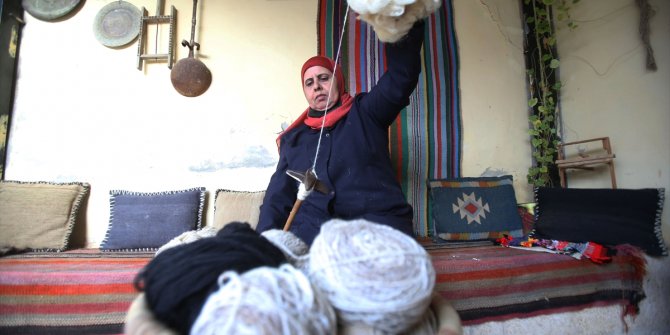 Ürdünlü kadın, el dokuma kilimleriyle yok olmaya yüz tutmuş bir zanaatı yaşatıyor