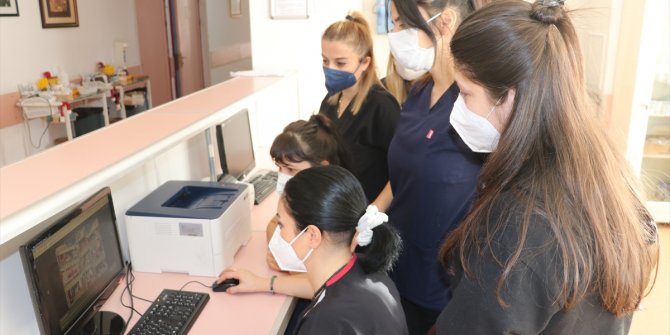 Zonguldak'ta sağlık çalışanları AA'nın "Yılın Fotoğrafları" oylamasına katıldı