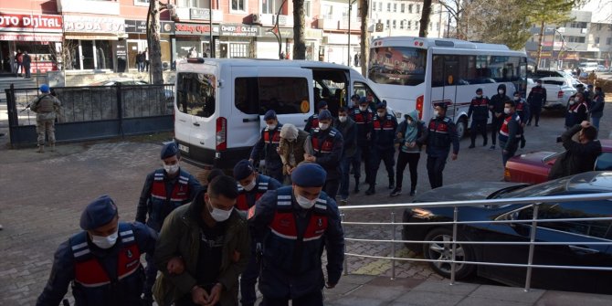 Konya merkezli 9 ilde "siber dolandırıcılık" operasyonunda yakalanan 18 zanlı adliyede
