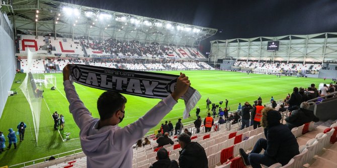 Alsancak Mustafa Denizli Stadı futbolseverlerle tekrar buluştu