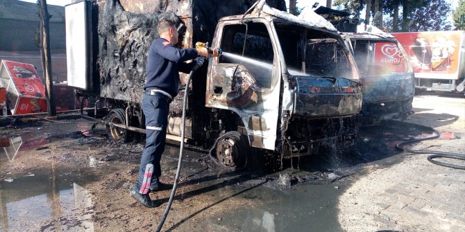 Adana'da otoparkta park halindeki 2 kamyonda yangın çıktı