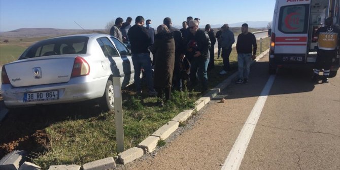 Kırıkkale'de refüje çarpan otomobildeki 2 kişi yaralandı