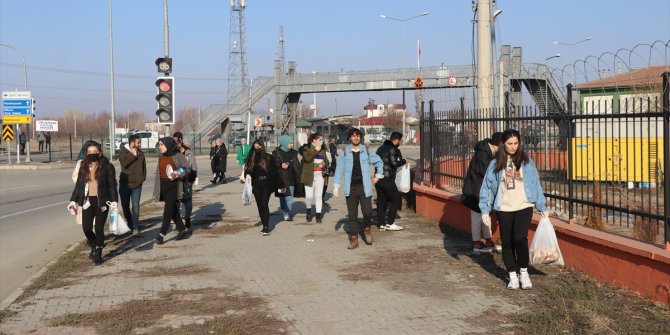 Iğdır'da üniversite öğrencileri sokak hayvanlarını unutmadı