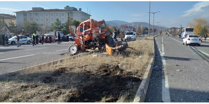 Bolu'da yolcu otobüsüyle çarpışan traktörün sürücüsü öldü