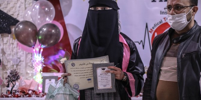 Suriye Amerikan Doktorlar Derneğinin İdlib'de eğittiği 13 hemşire mezun oldu