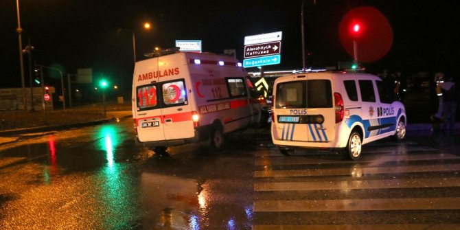 Yozgat'ta hasta taşıyan ambulans iki otomobille çarpıştı