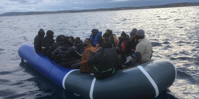 İzmir açıklarında Türk kara sularına itilen 22 düzensiz göçmen kurtarıldı