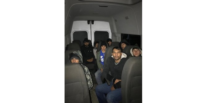 Ağrı'da polis aracına çarparak düzensiz göçmenleri kaçırmaya çalışan 2 kişi tutuklandı