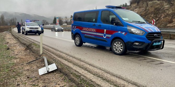 Karabük'te dere kenarına devrilen iki otomobilin sürücüleri yaralandı