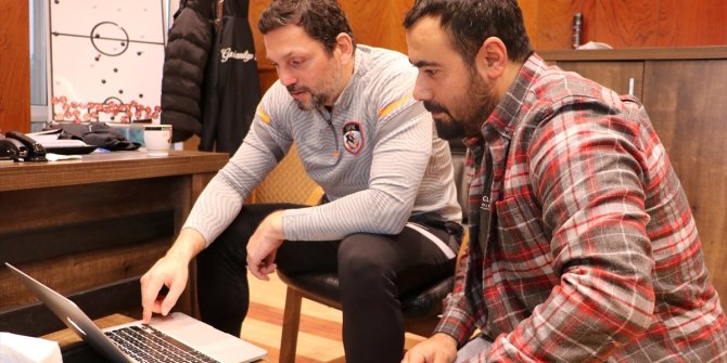 Gaziantep FK Teknik Direktörü Erol Bulut, AA'nın "Yılın Fotoğrafları" oylamasına katıldı
