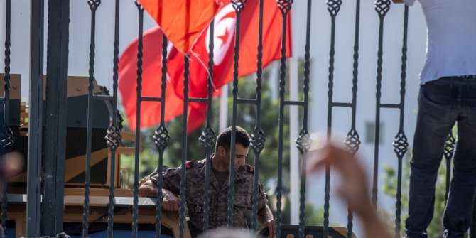 Tunus devriminin 11. yılına Cumhurbaşkanı Said’in Meclisi kapatma kararı damga vurdu