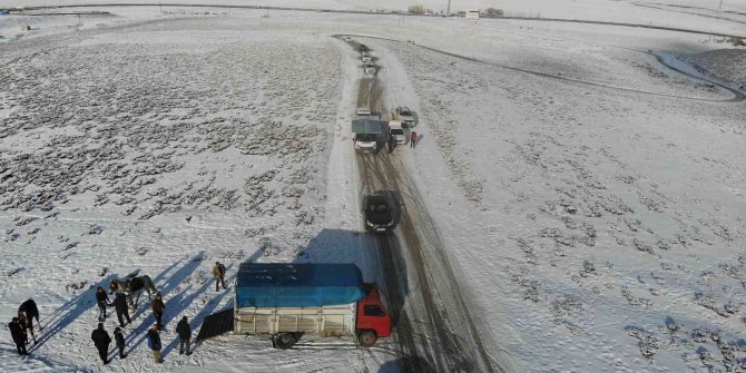 Buz tutan yollar sürücülere çile oldu