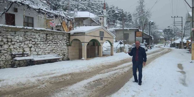 Kumluca yaylalarında kar sevinci