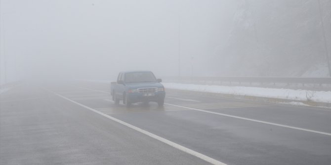 Bolu Dağı'nda araçlar yoğun sis nedeniyle trafikte yavaş seyretti
