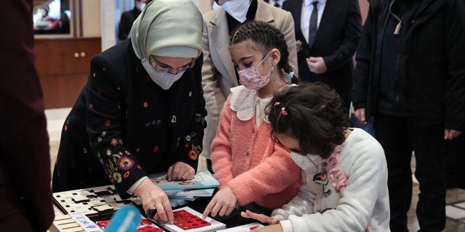 Emine Erdoğan, özel öğrencilere eğitim materyali taşıyan tırları uğurladı
