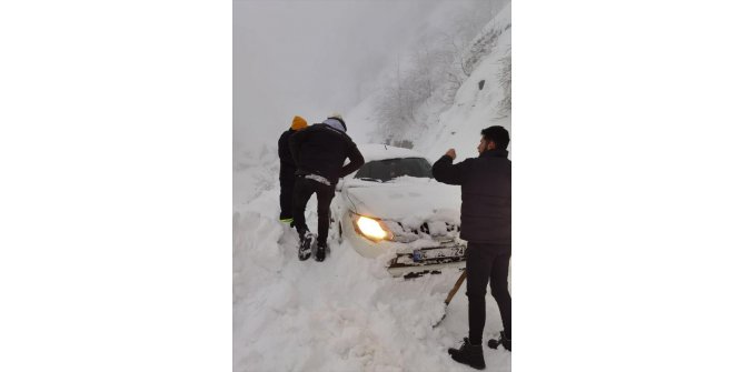 Artvin'de çığ nedeniyle dağda mahsur kalan 3 işçi kurtarıldı