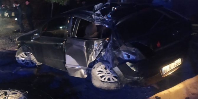Osmaniye'de otomobilin çarptığı elektrik direği yıkıldı