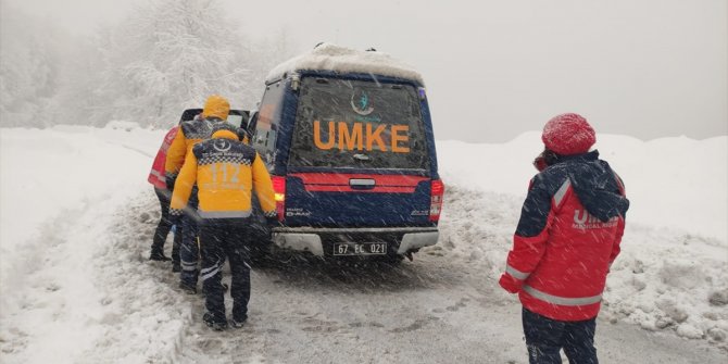 Zonguldak'ta yolu kardan kapanan köydeki hastanın yardımına UMKE yetişti