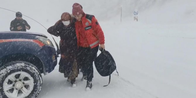 Kardan yolu kapalı köyde rahatsızlanan kadın için ekipler seferber oldu