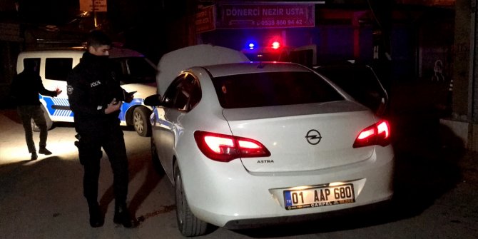Adana'da çalıntı otomobille kaçmaya çalışan üç kişi kovalamacayla yakalandı