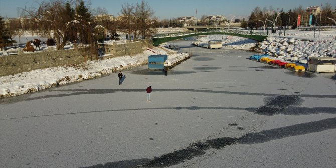 Kıyıları donan Beyşehir Gölü'nde buz üzerinde yürüyorlar