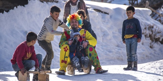 Kars'ta çocuklar palyaço ile kızakla kayarak eğlendi