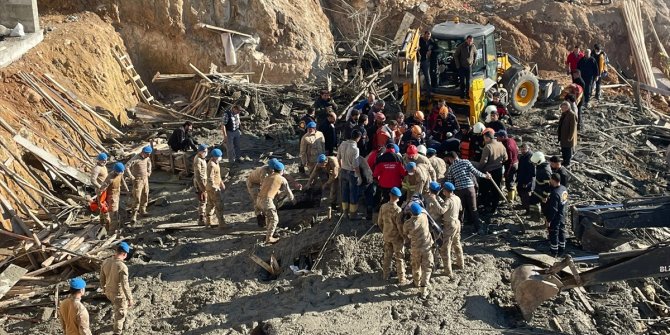 GÜNCELLEME - Mardin'de çöken inşaatın enkazı altında kalan iki işçiden biri öldü, diğeri kurtarıldı