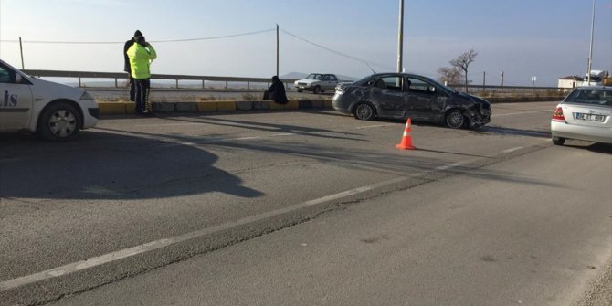Kırıkkale'de bariyerlere çarpan otomobildeki 2 kişi yaralandı