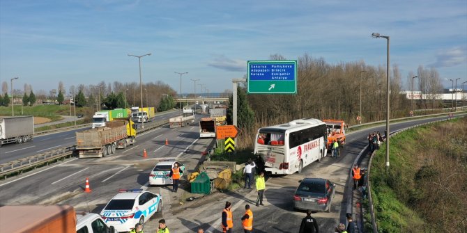 GÜNCELLEME - Anadolu Otoyolu'nda kamyon yolcu otobüsüne çarptı, 8 kişi yaralandı