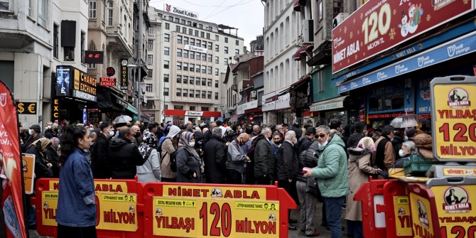 İstanbul'da yılbaşı öncesi alışveriş hareketliliği yaşanıyor