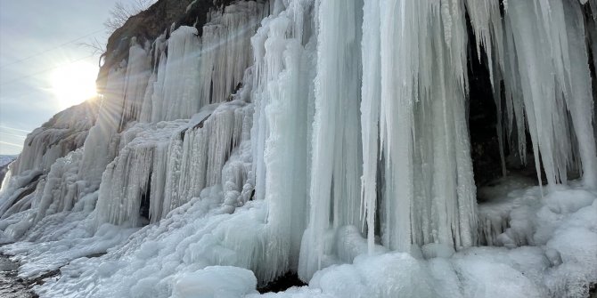 Tunceli'deki Pülümür Vadisi'nin incisi "Ağlayan Kayalar" buz tuttu