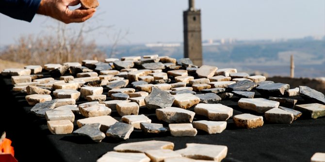 Amida Höyük'te Artuklu Sarayı'nı süsleyen 800 yıllık mermer parçaları bulundu