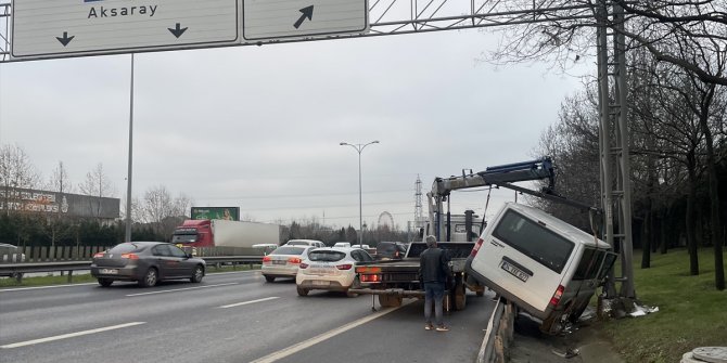 Bayrampaşa’da kontrolden çıkan kamyonet bariyerde asılı kaldı