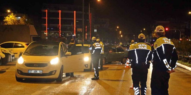 Uygulamaya takılan taksideki genç kız ile polisin ‘sabır’ sınavı