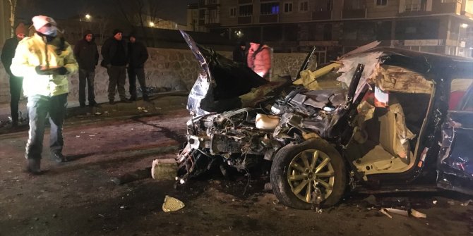 GÜNCELLEME 2 - Kars'ta bahçe duvarına çarpan otomobildeki 4 kişi öldü