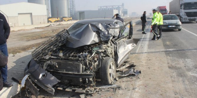 Karapınar'da 3 aracın karıştığı kazada 2 kişi yaralandı