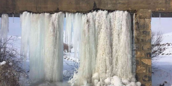 Soğuk hava dev buz sarkıtları oluşturdu