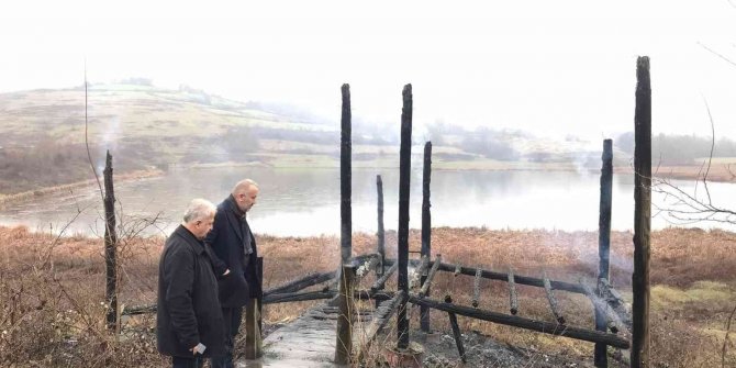 Göletteki kuş gözlem alanını ateşe verdiler