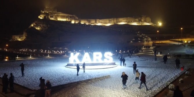 Kars’ta vatandaşlar kar altında halay çekti