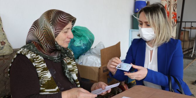 Edirne'de ekipler köy köy dolaşıp yaşlı, hasta ve engellilerin kimliklerini yeniliyor